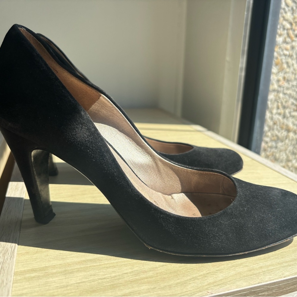 Ferragamo US 7.5  black suede pumps worn condition